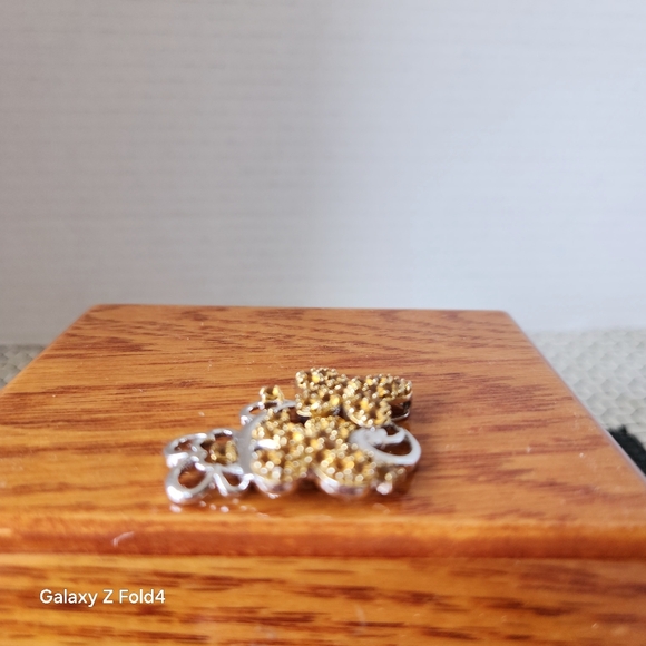 Sterling 925 Elegant Gold and Silver Floral Pendant - Picture 5 of 7